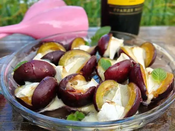 Ciruelas con Camembert al horno