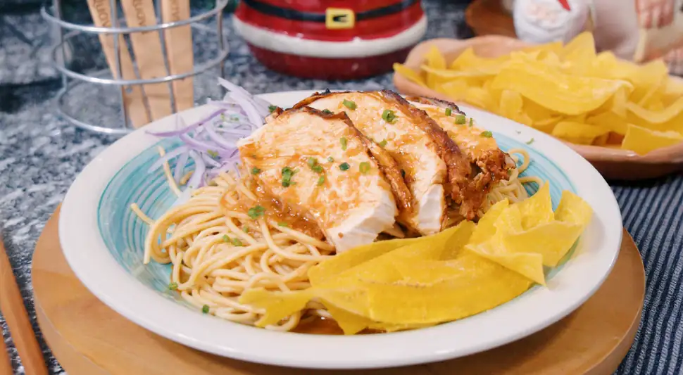 Noodles with turkey and plantain chips