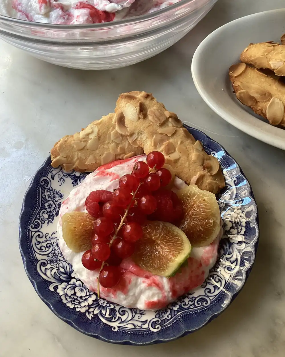 El método de Rachel Roddy para preparar higos con crema de frambuesa y galletas de lengua de gato