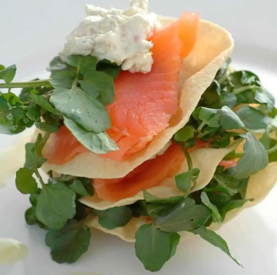 Torre de pappadum con salmón ahumado, mascarpone de lima y berros