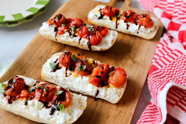 Baked sandwich with feta and tomato