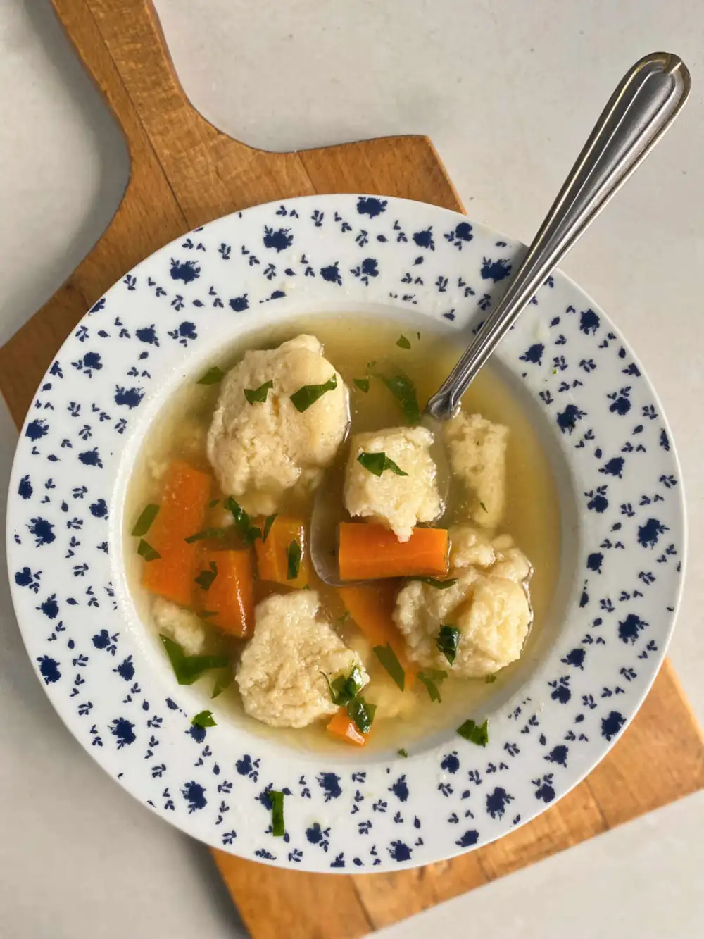 Sopa de bola de masa de sémola y pollo (Supa/ juha sa Griz noklicama, supa sa knedlama)