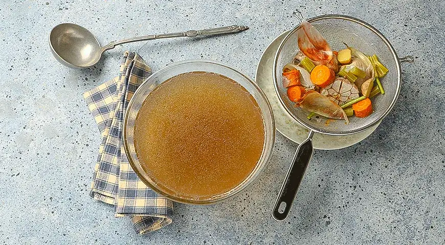 Caldo de espinazo y carcasa de pollo