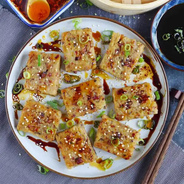 Chinese Turnip Cake (Lo Bak Go, 萝卜糕)