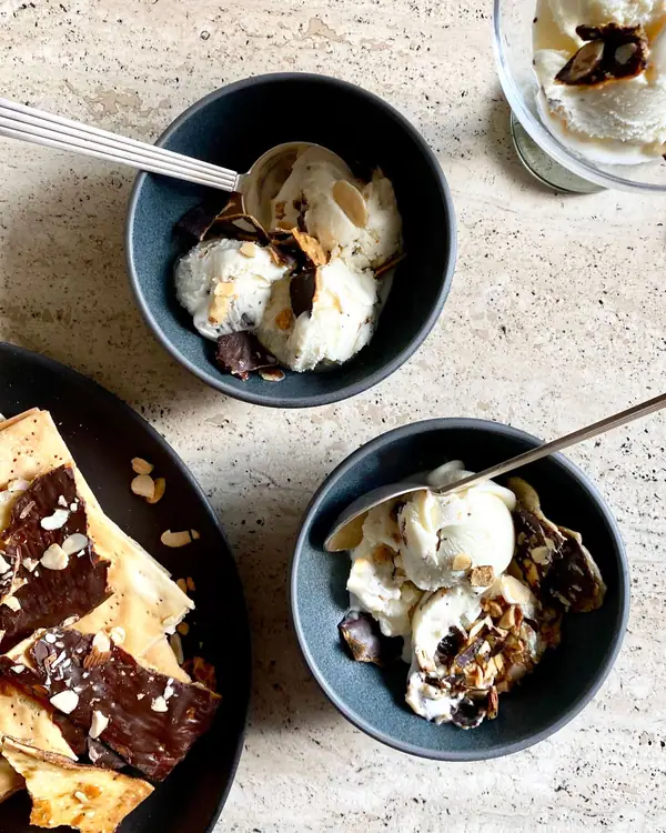 Receta de helado de matzá con chocolate, caramelo y chocolate de Zabar