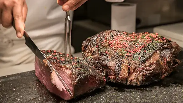 The Correct Way To Carve Roast Beef For Tender Cuts