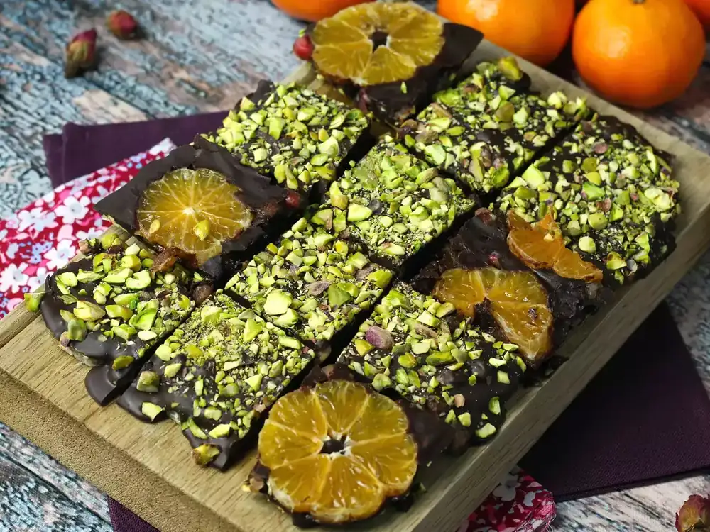 Chocolate tablet with pistachio and mandarin, the perfect treat for winter!