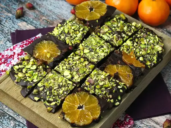 Chocolate tablet with pistachio and mandarin, the perfect treat for winter!
