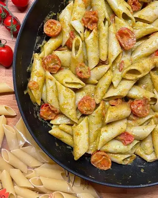 Pennoni with cherry tomatoes and creamed courgettes