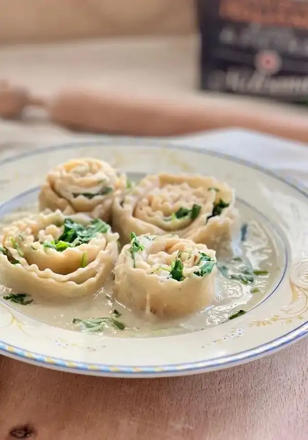 PASTA ROSES FILLED WITH RICOTTA & ARUGULA in cardoon cream