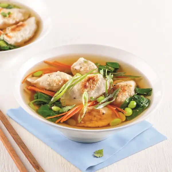 Sopa de albóndigas y edamame