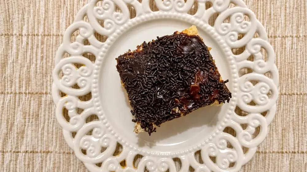 Pastel de galletas con frutas confitadas y almendras