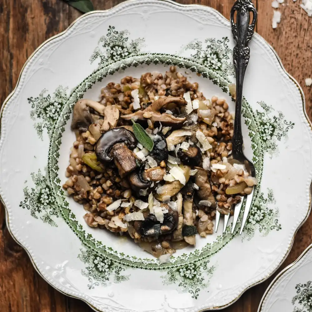 Risotto de trigo sarraceno con salsa forestière de champiñones