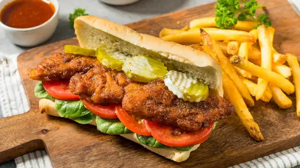 Mejora tus aburridos sándwiches de pescado con una cucharada de esta salsa griega