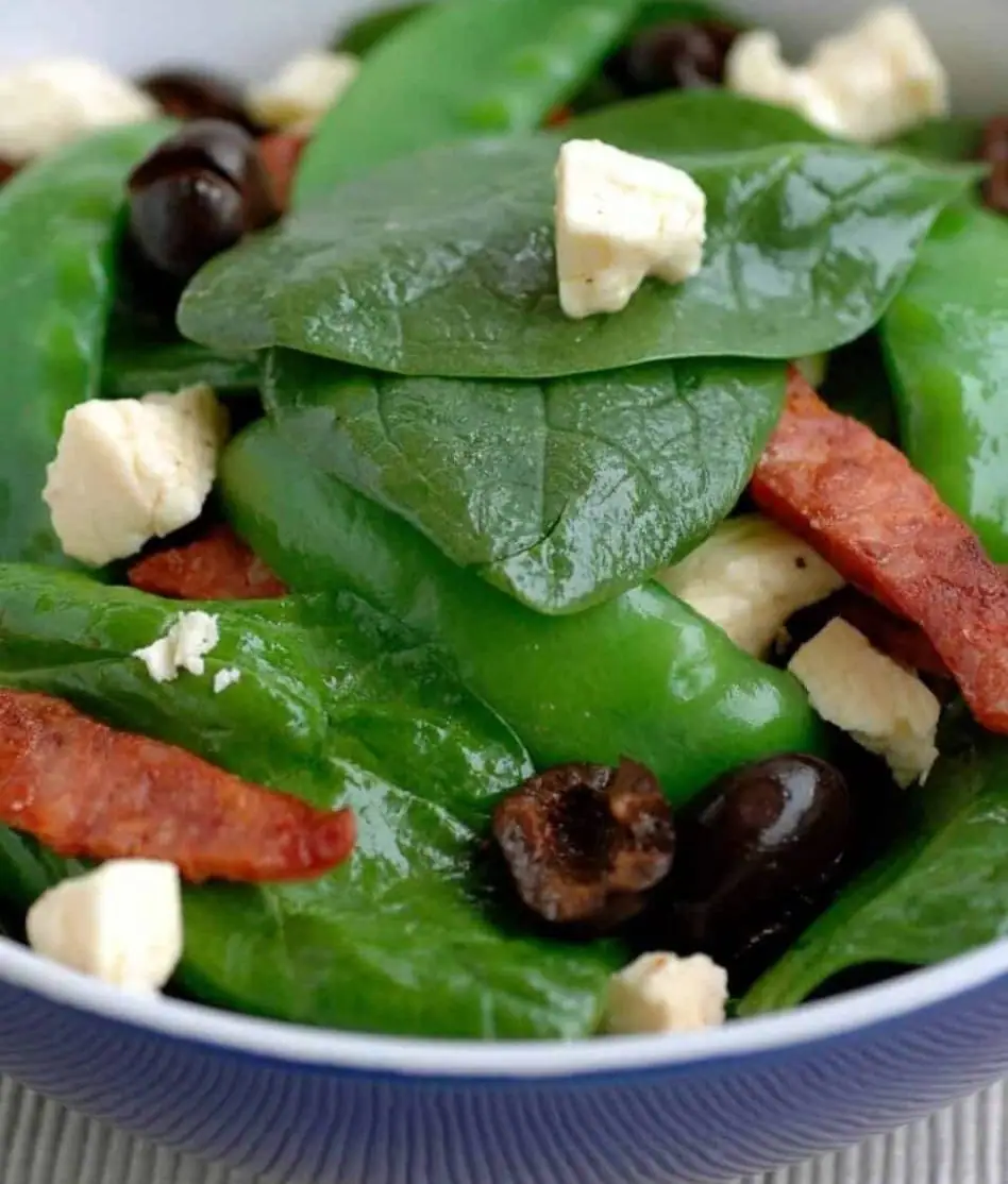 Ensalada de espinacas con chorizo ​​y queso feta