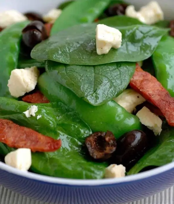 Ensalada de espinacas con chorizo ​​y queso feta