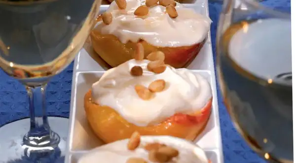 Peaches in honey with cream