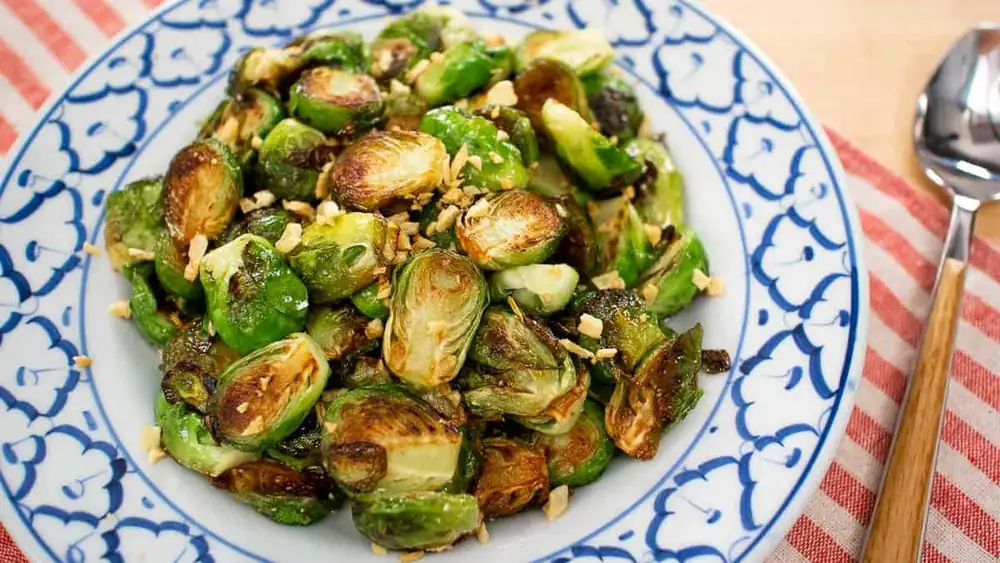 Receta y videotutorial de coles de Bruselas con salsa de pescado y arce al estilo tailandés.