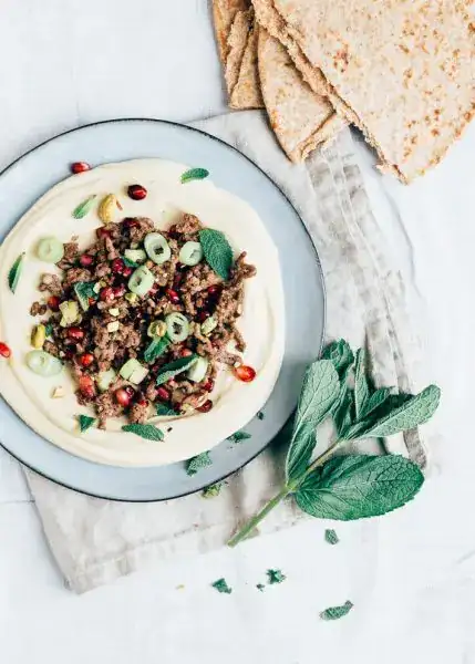 Hummus with seasoned minced meat