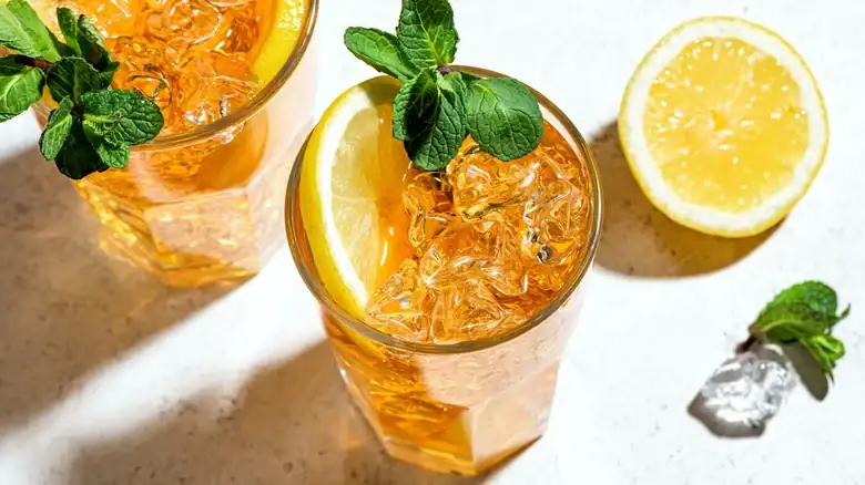 Dale al té helado un toque tropical súper hidratante con esta alternativa al agua