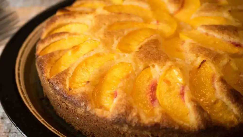 Mix a few ingredients and let them cook in a pan. You'll serve up an irresistible peach cake in just a few minutes, without breaking a sweat!
