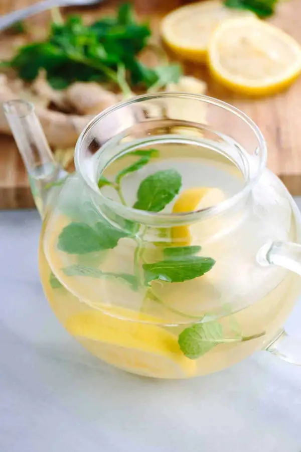 Té de raíz de jengibre con limón y menta