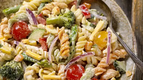 La salsa tzatziki es la forma más cremosa de experimentar con la ensalada de pasta