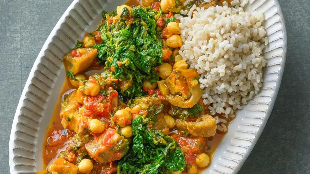 Wonderfully aromatic and so easy to make: Eggplant curry with chickpeas