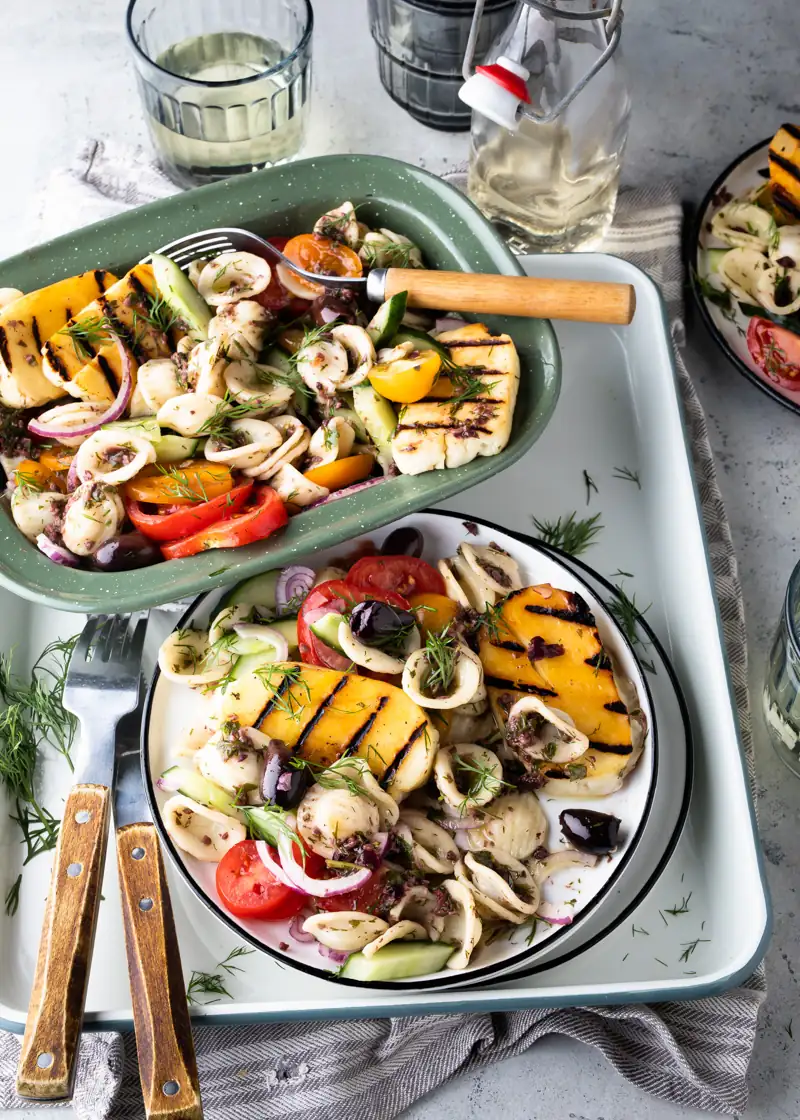 Ensalada de pasta vegetariana con Halloumi