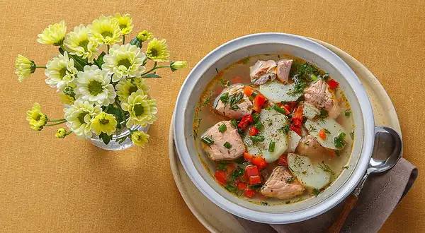 Sopa de trucha al estilo italiano con patatas