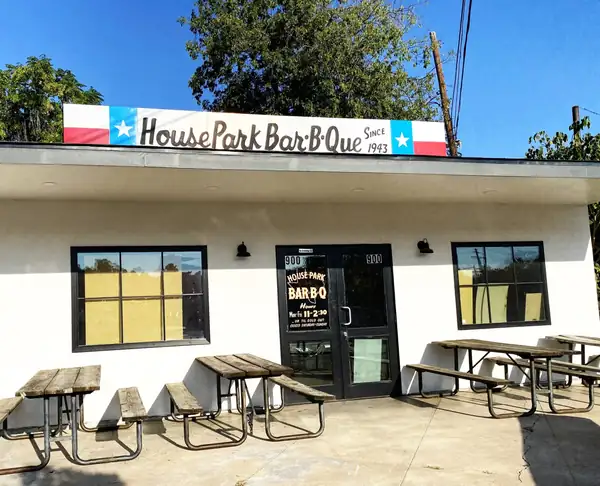 Un restaurante de barbacoa de Austin con más de 80 años de antigüedad reabre sus puertas tras un cierre provocado por un incendio