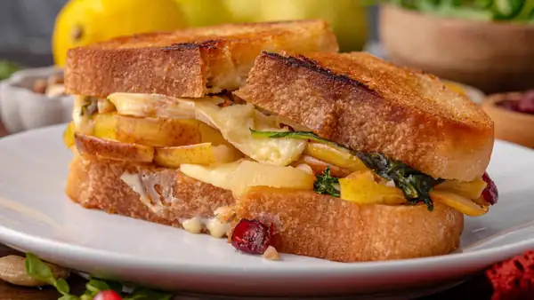 Pear & Brie Grilled Cheese Sandwich to Bring to Summer Parties!