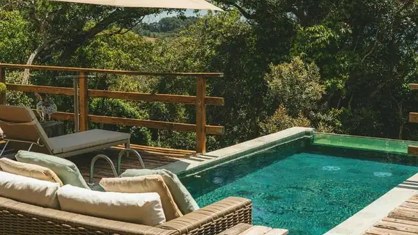 Panoramic pool and freshly baked cheese bread. Discover this charming accommodation