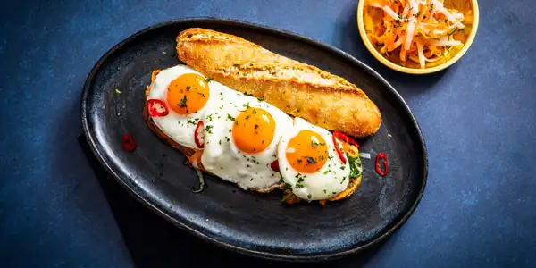 Fried egg bánh mì
