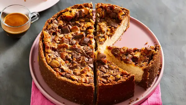 This Anzac Crunchie Cheesecake is the dessert mashup you didn’t know you needed