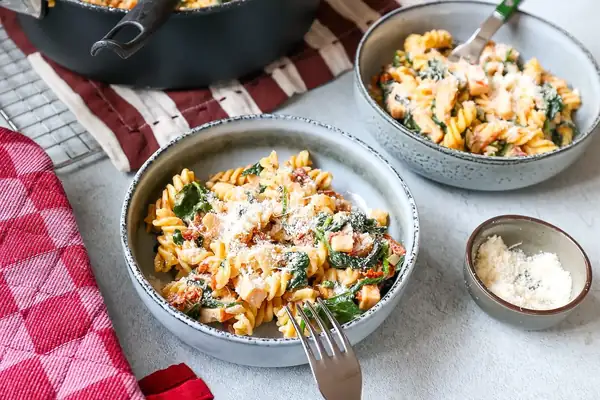 Pasta with spinach and sun-dried tomatoes