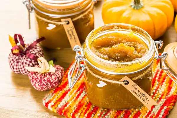 Mantequilla de calabaza casera con opciones clásica, de especias de calabaza y de arce