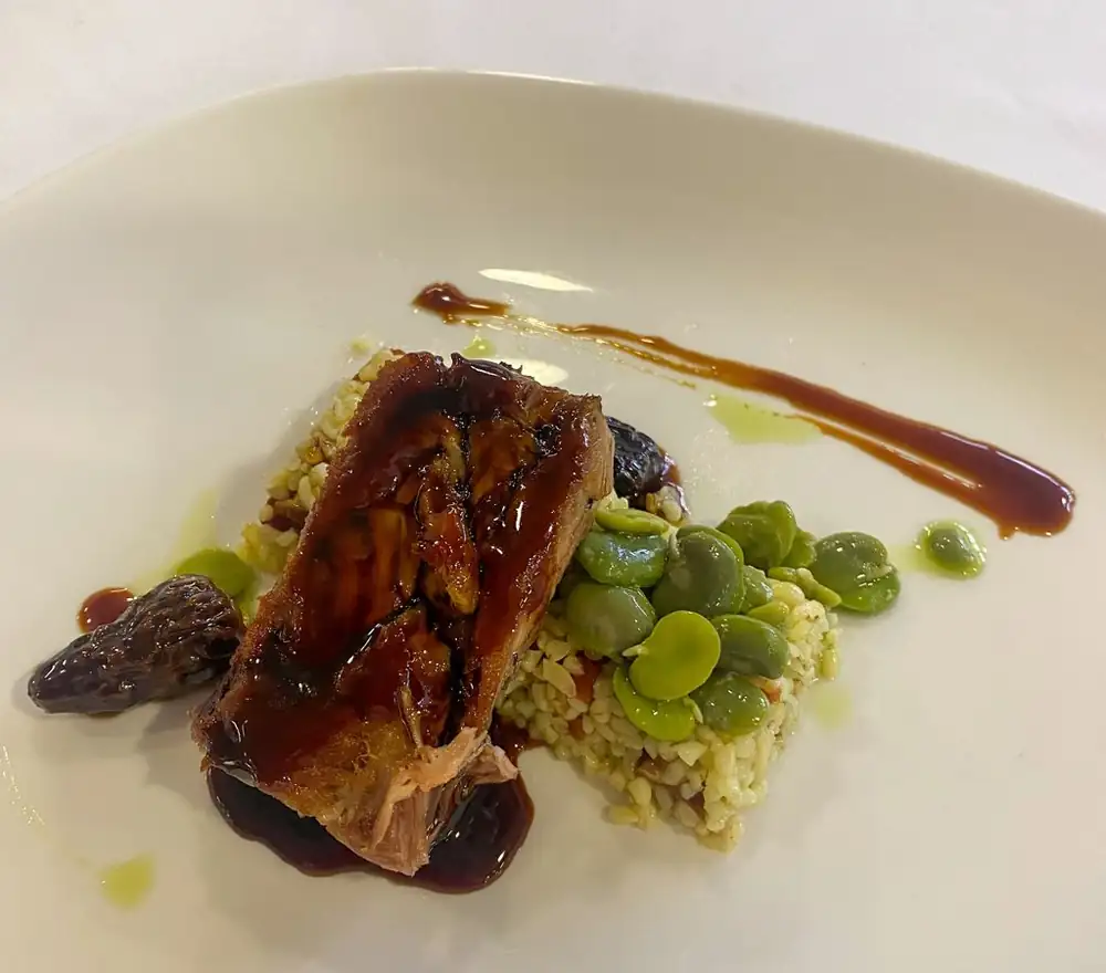 Terrina de cordero con bulgur, habas a la menta y caramelo de colmenillas