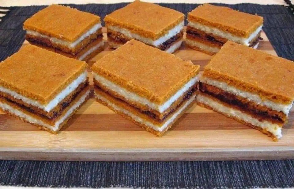 Pastel rumano de pasta de tomate (Prajitura cu bulion)