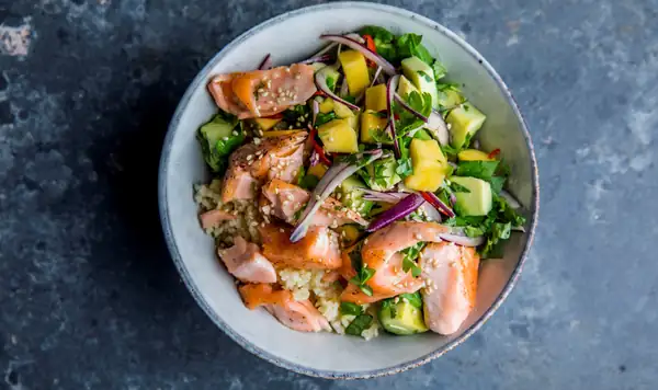 Salmon bowl with mango salad