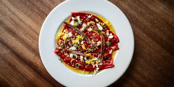 Receta de ensalada de pimiento romero a la parrilla con huevo picado y anchoas