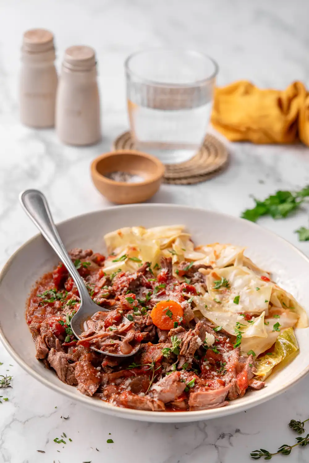 Ragú de ternera cocinado a fuego lento con pappardelle de col
