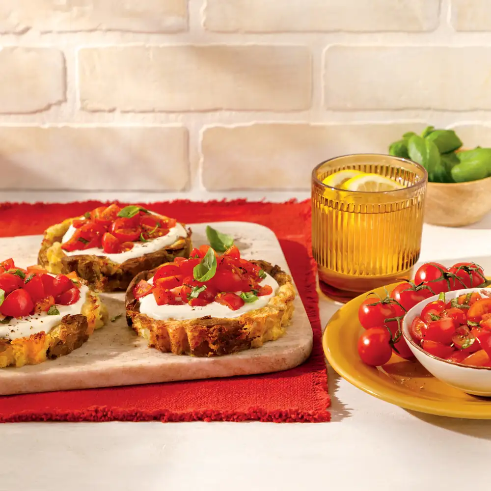 Tartaletas con base de patata, queso feta batido y tomates