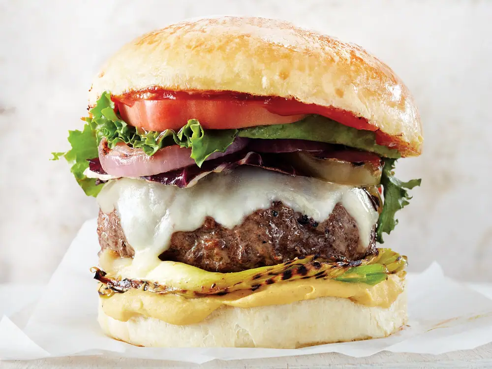 Cómo cocinar una hamburguesa, desde la sartén de hierro fundido hasta, créanos, al vapor.