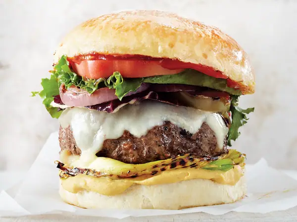 Cómo cocinar una hamburguesa, desde la sartén de hierro fundido hasta, créanos, al vapor.