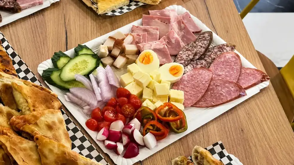 The Balkan brunch that has gone viral in Zaragoza: 550-gram 'plaxintas' and authentic Transylvanian tradition