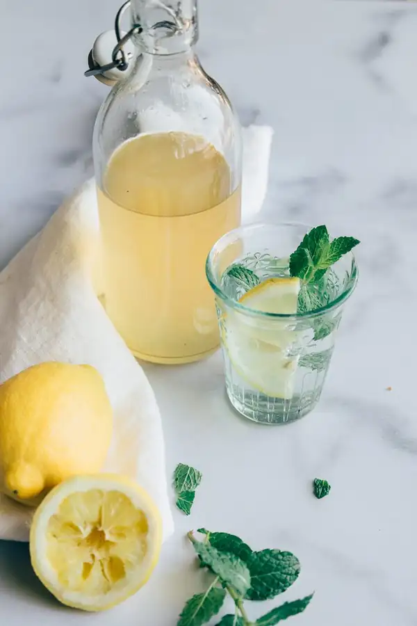 Lemon syrup with mint