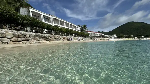 Grand Case, Saint Martin es un lugar con encanto caribeño francés, con hermosas playas, lolos legendarios y una de las mejores calles gastronómicas de la región