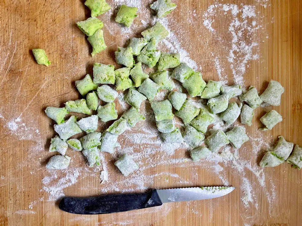Ñoquis de guisantes sin patatas ni huevos: la receta fácil