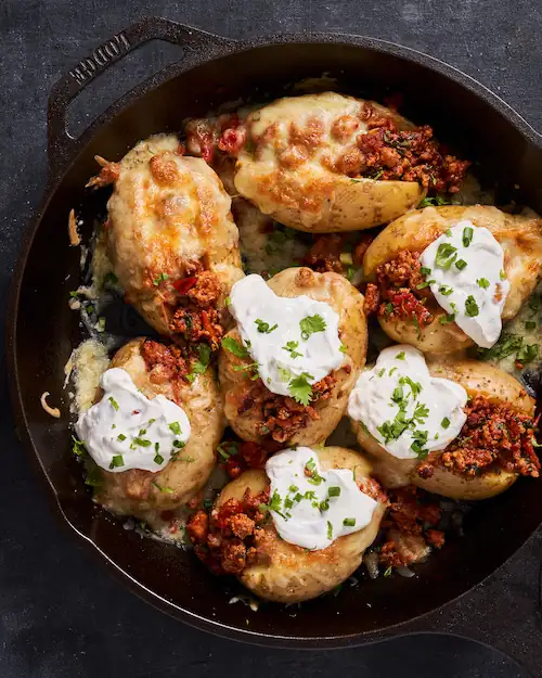 Patatas al horno Gochujang con queso
